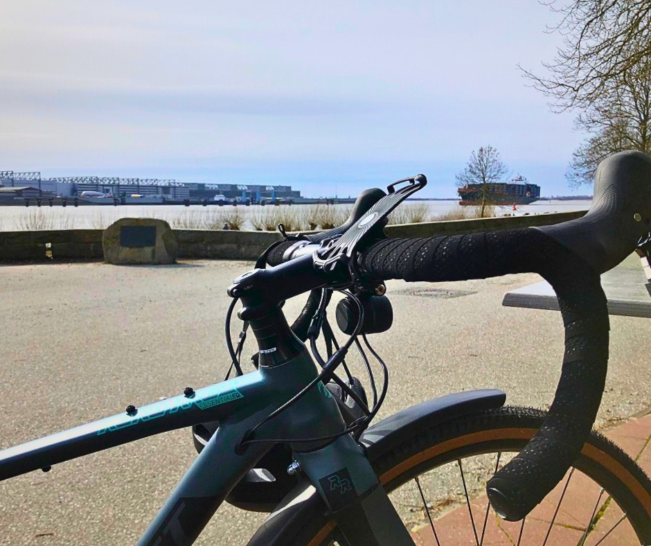Ausschnitt eines Fahrrads an der Elbe mit Finkenwerder im Hintergrund © JIZ/Jessica