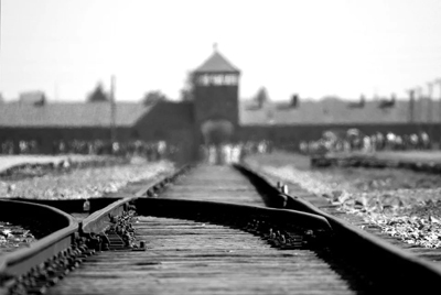 Gleise nach Auschwitz © Ron Porter auf Pixabay