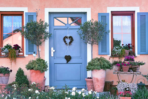 Hauseingang in Blau und Terracotta © Thomas Aumann/Adobe Stock