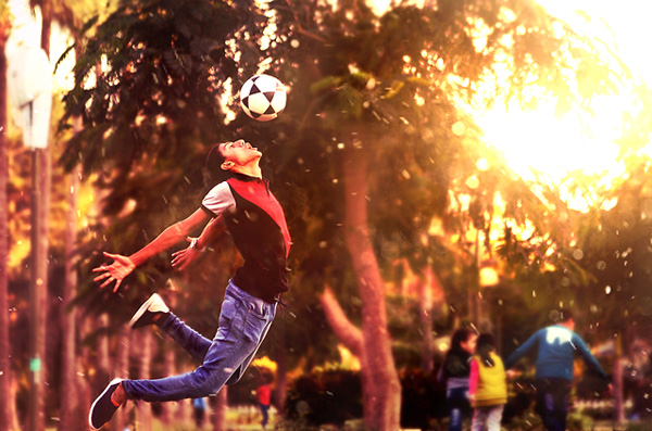 Jugendlicher springt Fußball entgegen © Pexels auf Pixabay