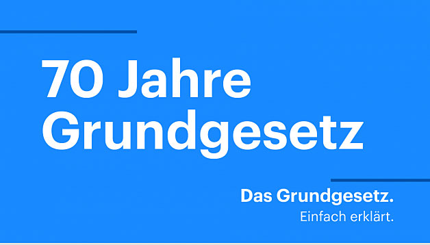 Weißer Schriftzug "70 Jahre Grundgesetz einfach erklärt" auf hellblauen Hintergrund. © www.nachrichtenleicht.de