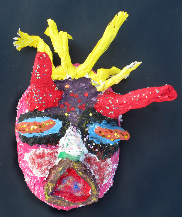 farbige Maske aus Pappmaché mit Hörnern © joe simson/Kunstprojekt STABIL der JVA Hahnöfersand in Koop. mit JIZ HH