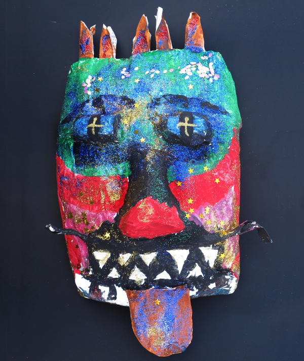 farbige Maske aus Pappmaché mit rausgestreckter Zunge © Raja CAZA Mor G.B./Kunstprojekt STABIL der JVA Hahnöfersand in Koop. mit JIZ HH