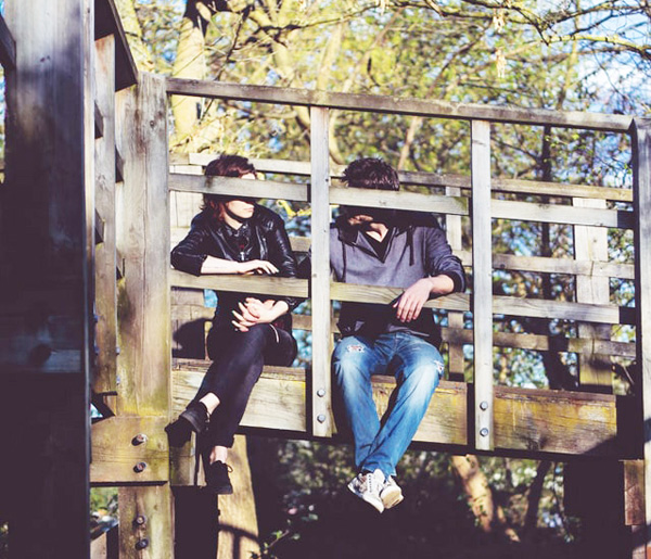 Paar auf Holzbrücke  © Toa Heftiba on Unsplash.com