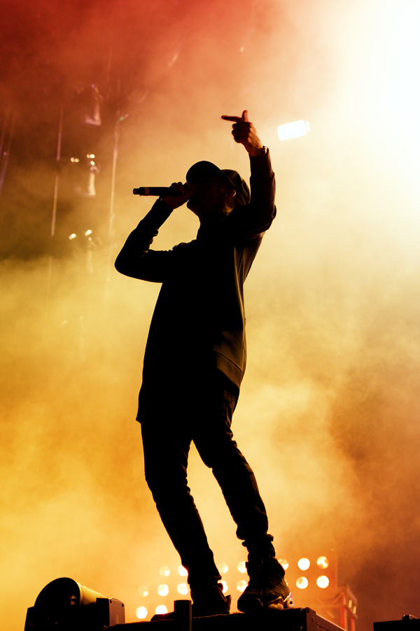 Rapper auf Bühne in gelbrotem Licht © Cristian/AdobeStock