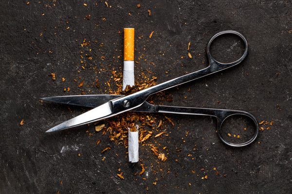 Schere und zerschnittene Zigarette © Goffkein/AdobeStock