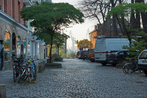 Gasse auf St. Pauli mit Blick auf den Hafen © boysen/AdobeStock