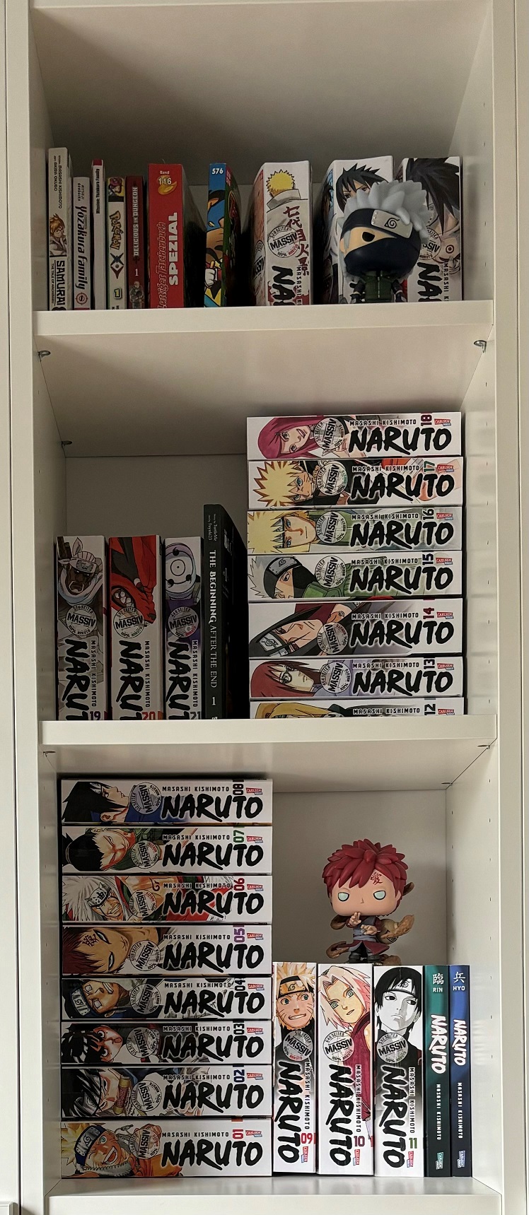 Alle Massiv Bände vom Manga Naruto in einem weißen schmalen Regal © Leonard/Christianeum; 5. Klasse