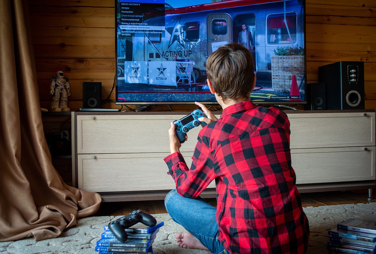 Ein Junge sitzt vor einem Bildschirm und spielt ein Computerspiel. © Bild von Victoria auf Pixabay