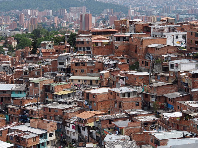 Favela in Medellin, Kolumbien © Ed Moss auf Pixabay