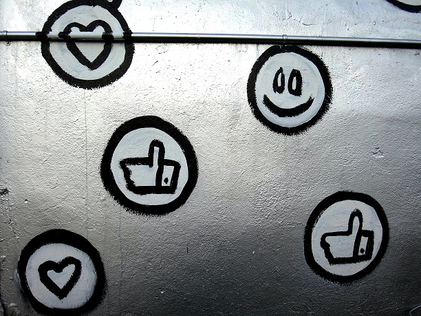 Grauer Hintergrund mit Emoji-Stickern © Unsplash/George Pagan III