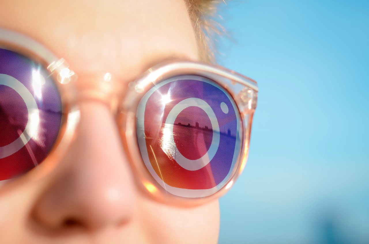 Nahaufnahme Gesicht mit Sonnenbrillen. In den Gläsern ist das Logo von Instagram eingelassen. © Pixabay/Gerd Altmann